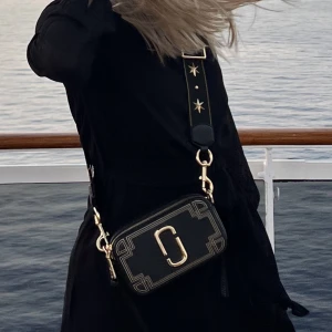 Marc Jacobs The Snapshot  - The Snapshot från Marc Jacobs! Mycket fint skick och säljes då jag har nya väskor. Prislapp mm. finns även kvar! Nypris 4400kr.