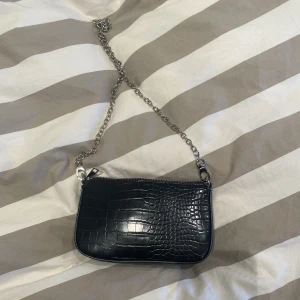 Handväska  - Jätte fin svart handväska! Man får med ett extra band som är lite kortare också, om man vill ha en kortare väska❣️