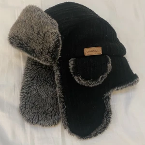 Pälsmössa  - Snygg å varm pälsmössa/ushanka/björnfitta. Säljer pga har för många. Nytvättad, aningen nopprig men inget man tänker på. Fraktar eller möts upp i TC 