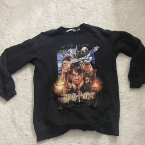 harry potter tröja - fin harry potter hoodie i jätteskönt material, superbra skick knappt använd