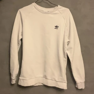 Vit adidas sweatshirt  - Säljer denna vita adidas sweatshirt då den inte kommer till användning strl M