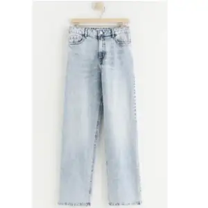 Superfina jeans från Lindex! Är i barnstolek 158, men skulle säga att de passar xs också. Nypris är 399 men säljer för 170. Meddela gärna om du har några frågor❤️