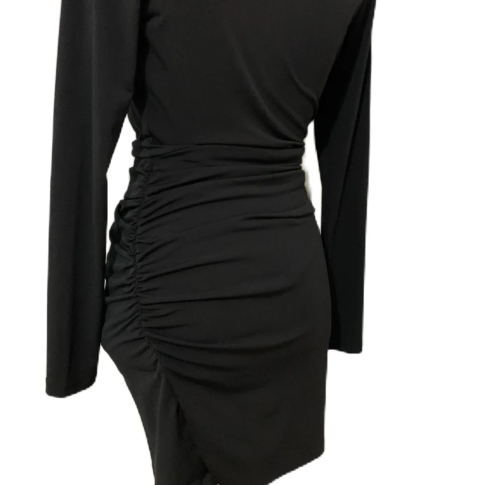 En svart klänning som passar både till vardag och till nyår. . Klänningar.