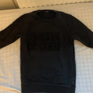 Tröjor  - Alla tröjor för 200:- Första tröjan storlek S Andra tröjan storlek 170 Tredje tröjan storlek S