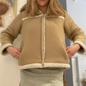 Jacka 🧥  - Supermysig jacka, perfekt att ha på hösten när det börjar bli kallare ute men inte är superkallt! 🍂 Ett litet hål i höger ficka (men går lätt att sy igen), därav kan jag gå ner i pris något.  Annars jättebra skick!  Kan mötas upp i Uppsala/Gävle. 