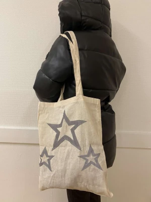 Tygväskor med reflex  - Tygväska med reflex stjärnor  ( vi syr och designar våra egna tygväskor, med motiv reflex stjärnor)
