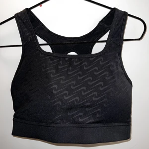 Nike sport bh  - Säljer en Nike sport bh. Bra stöd och aldrig använd