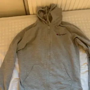 1 zip och en vanlig hoodie. 200 kr för båda. 150:- styck, liten i storleken passar S