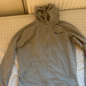 Champion zip hoodie - 1 zip och en vanlig hoodie. 200 kr för båda. 150:- styck, liten i storleken passar S