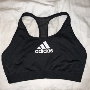 Adidas sport bh - Sport bh, adidas märke. Använd en gång 