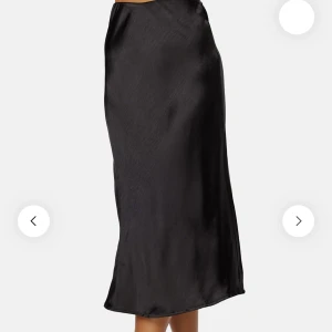 Satin kjol - Säljer min satin kjol som är använd en gång. Superfin. 