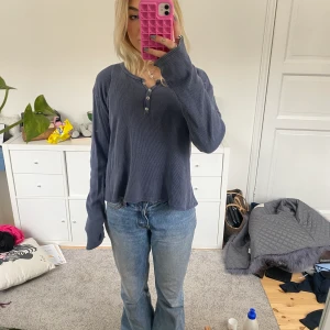 Tröja från brandy melville  - Super gullig mörkblå tröja från brandy melville! Super bekväm och snygg