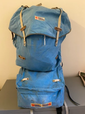 Vintage Fjällräven ryggsäck vandringsryggsäck  - Säljer en gigantisk vandringsryggsäck från Fjällrävens uppstart! En av de första ryggsäckena som tillverkats! Sen 60 tidigt 70-tal. I bra skick för sin ålder. Väldigt bekväm! Bara ramen kostar idag nästan 4000kr