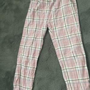  jätte snygga pyjamas byxor säljer dock för att jag blivit försmå!!❤️‍🩹❤️‍🩹❤️