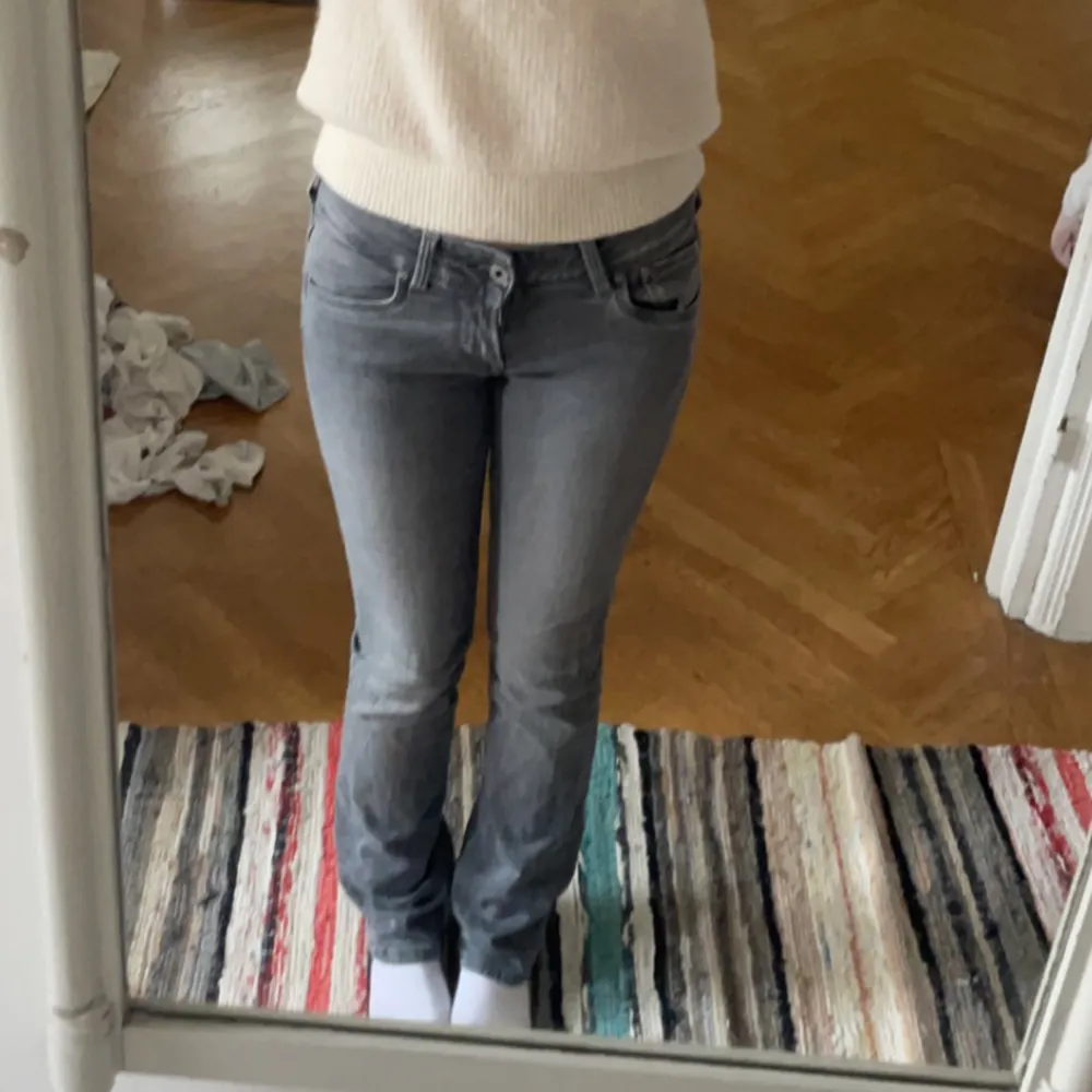 Lågmidjade jeans från Pepe Jeans nypris 750kr⭐️ Köptes i höstas men har knappt kommit till använding. Väldigt bra skick🤍 Köpare står för frakten och kom privat för fler bilder☺️. Jeans & Byxor.