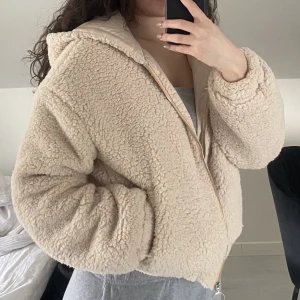 Teddyjacka - Teddyjacka från Shein i storlek XS/34 och är aldrig använd. Inte tajt, lite puffig. 