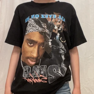 2Pac t-shirt  - 2 pac t-shirt i storlek M/L. Bra skick, inga defekter💞