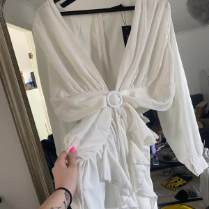 Studentklänning  - Fick hem denna superfina klänningen jag tänkte ha på min student men den var tyvärr förstor för mig. Köpt på Bohoo och är endast testad, lappar kvar, nyskick såklart!