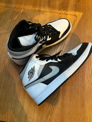 Air Jordan 1 White Shadow - säljer mina Nike Air Jordan 1 White Shadow, de är knappt använda och i princip i nyskick! Storlek 44