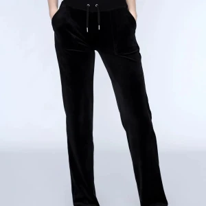 Mjukisbyxor - Säljer dessa juicy couture classic velour del ray pant🖤Nyskick!