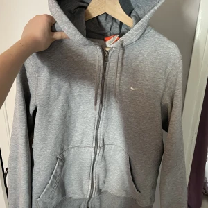 Nike zip up - Snyggaste Nike hoodien!!🙌🏻. (Finns ett litet hål så skriv privat för bild)!