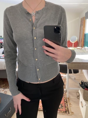 Kofta - Finaste gråa koftan🤩 sparsamt använd inga fel😍