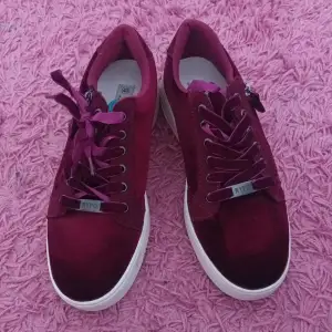 Söker du efter mörk rosa sneakers? Vilket tur du har! Här finns ett par skor som är i bra skick, bekväma och väntar på att bli använd. 