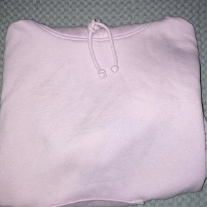 Hoodie  - En rosa Bikbok hoodie i storlek S. 