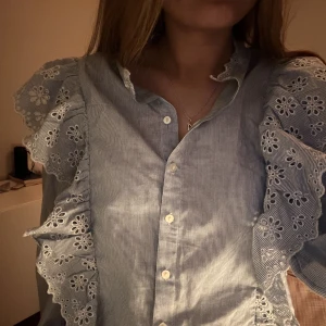 Sommar blus - Den perfekta sommar blusen med volang detaljer! Endast använd 1 gång. Så snygga ärmdetaljer (syns på sista bilden)💕💕