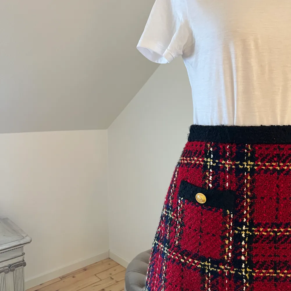 En knappt använd ”tweed” kjol från Zara, storlek L. Dragkedja i bak. Kjolar.
