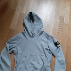 Stine island hoodie - Tröjan är i mycket gott skick och är bara använd ett fåtal gånger-skick 9/10. Tröjan är köpt för 1899 på NK i Stockholm. Tröjan är i storleken 158 men kan även passa som xs. Skriv för fler bilder. Priset kan diskuteras vid snabb och smidig affär.