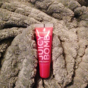 Juciy bomb💕💕 - 3 olika Juciy Bomb🤍 101 lovely litchi, 104 Poppin' Pomegranate, 102 WittyWatermelon🤍. De kostar 20 kr styck✨. 