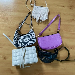Väskor  - Säljer alla dessa väskor, går att köpa styck vis eller alla tillsammans. För alla är priset 200kr. Säljer de små för 30kr och de större för 60kr. Inga defekter på någon av dem!! Skriv vid intresse och köparen står för frakten 😇😇