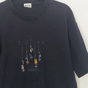 Tshirt med broderi  - Broderad tshirt med texten fishing season och broderade fiskedrag