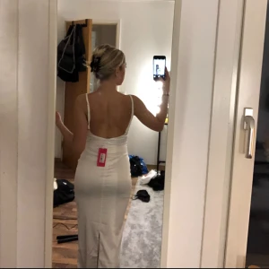 Balklänning - Nu säljer jag min balklänning som endast är använd en gång. Den är som ny men är uppsydd då jag är 158cm lång. Jag hade ett par 10cm höga klackar så den bör fungera på någon snäppet längre eller kortare. Nypris ca1200kr🥰