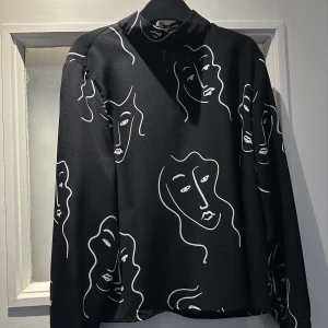 Blus - Blus från MONKI. Storlek S 