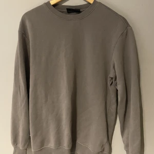 Crewneck - Säljer nu denna crewneck då den inte kommer till användning. Den ä i storlek XS men är oversized
