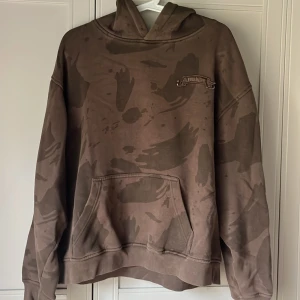 Fresh jive från 90 talet Boxy fit - Fresh jive o Stussy konkurrerade med varandra på 90 talet. Denna tröjan härstammar från den tiden, innan stussy dominerade.  Boxy fit