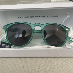 Chimi #001 Aqua - Ett par knappt använda chimi solglasögon i modellen #001 