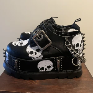 Lamoda plattforms  - Köpta förra året men aldrig använda då dom är för små för mig,  Skulle vara 39 men passar nog 38 bättre.  Nypris: 900kr