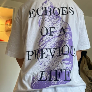 T-shirt  - T-shirt från H&M storlek M men oversized så passar även L-XL . Använd fåtal gånger men sälja pga för stor . Köpare står för frakt 