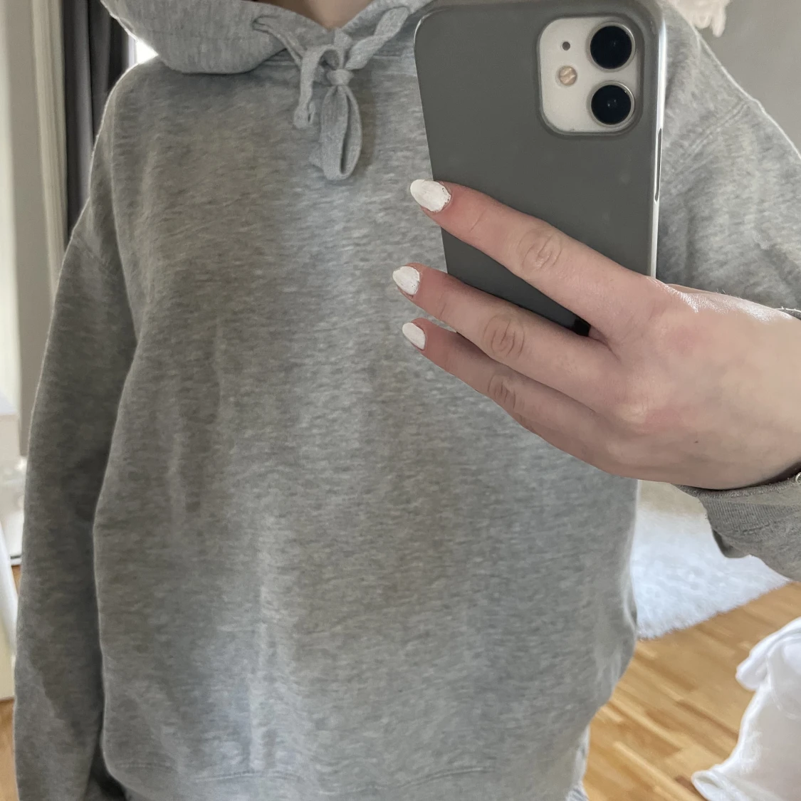 Grå hoodie