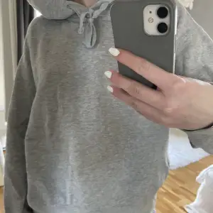 Säljer denna gråa zara hoodien som är sjukt fin och lite oversized.