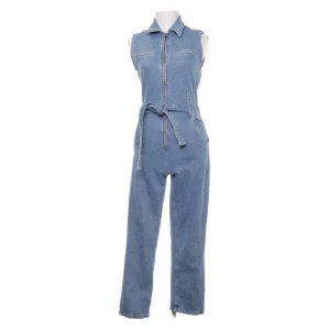 Byxdress i jeans från Bikbok - Ljusblå byxdress från bikbok. Den har raka ben och fickor fram. Aldrig använd men provad på några gånger. Pris kan diskuteras!