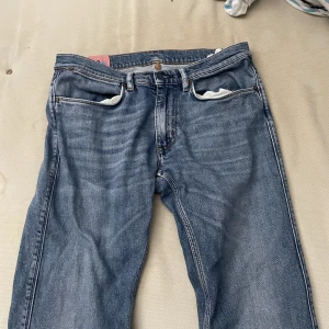 Acne Jeans - Ett par acne jeans i rätt slimad passform