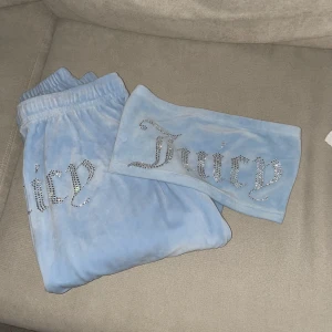 Juicy couture set  - Ett juicy set med en bandeu-topp. Används inte längre tyvärr. Använt få gånger och i bra skick. Självklart äkta, kan skicka mer bilder i PM om så önskas 🥰