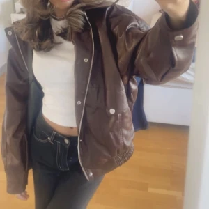 Vintage läderjacka - En jättefin brun jacka som är i en oversize modell. Köptes nyligen från en amerikansk sida💕 storlek xs men sitter oversized på mig som har S