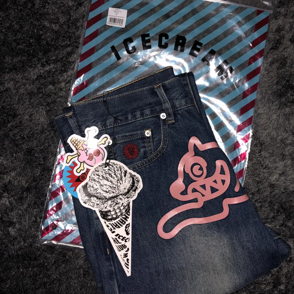 ⭐️Sprillans nya ICECREAM Running Dog Jeans.🗣️ Original ”påse” samt alla lappar som sitter på brallorna tillkommer!⭐️Aldrig använda då jag inte gillar den typen av passform som det är på brallorna..⭐️🗣️PRIS KAN DISKUTERAS VID ”SNABB” AFFÄR🗣️⭐️. Jeans & Byxor.