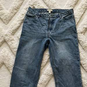 Ett par raka jeans från H&M. Kom aldrig till användning. Storlek 42. 