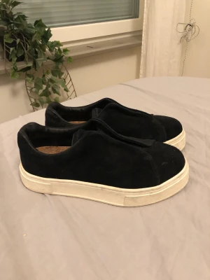 Eytys Doja - Hej! Säljer min Eytys Doja Suede, köpta för ett par år sen men använda max 5 gånger p.g.a för smala för mina fötter storlek 36. Kan mötas upp i Stockholm eller frakta, köparen står för frakten 🥰